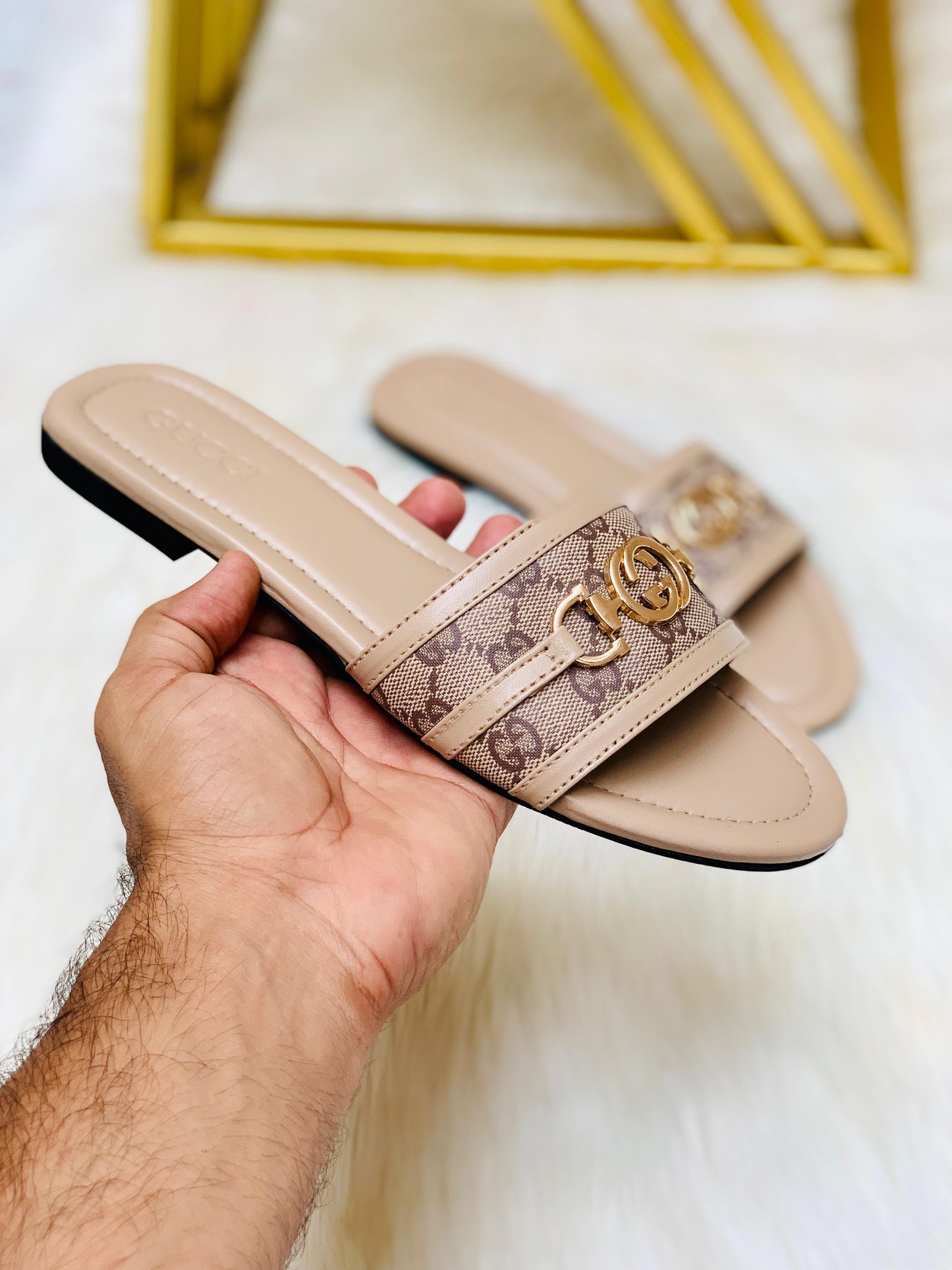 Gûçcì Flat Slides
