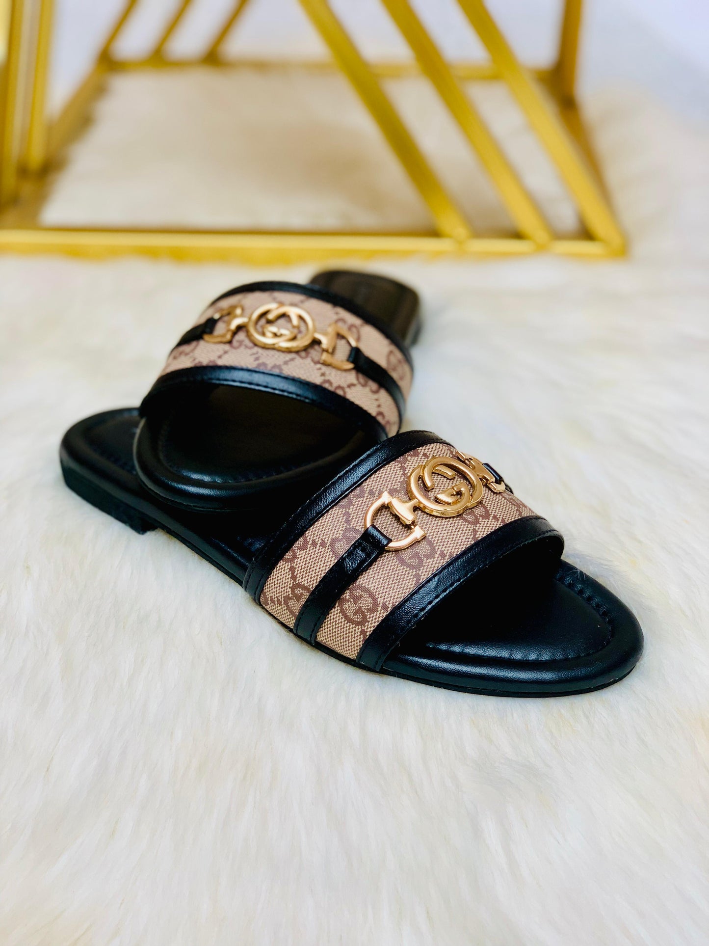 Gûçcì Flat Slides