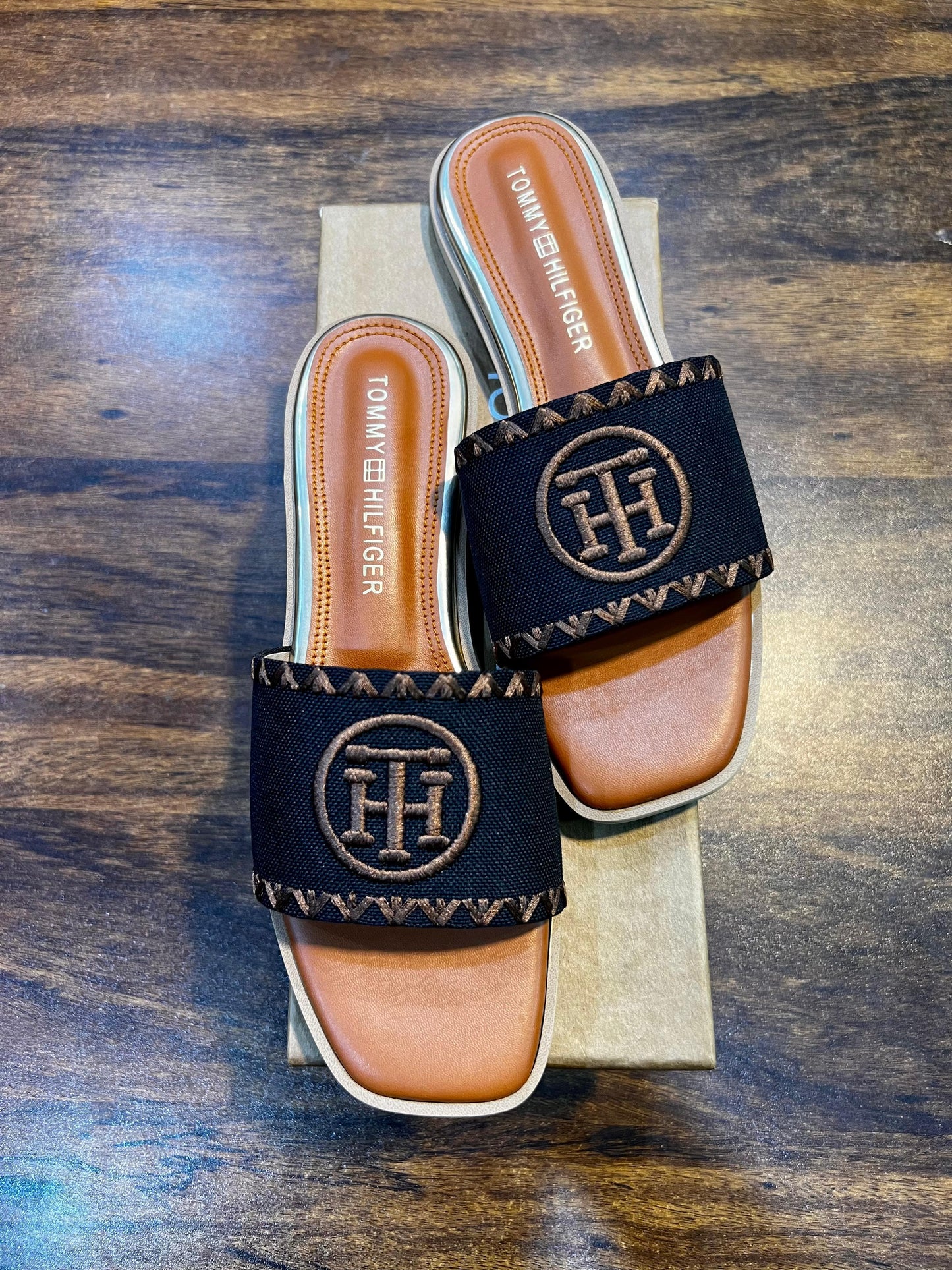 Hilfiger Embroidered Flats EL057