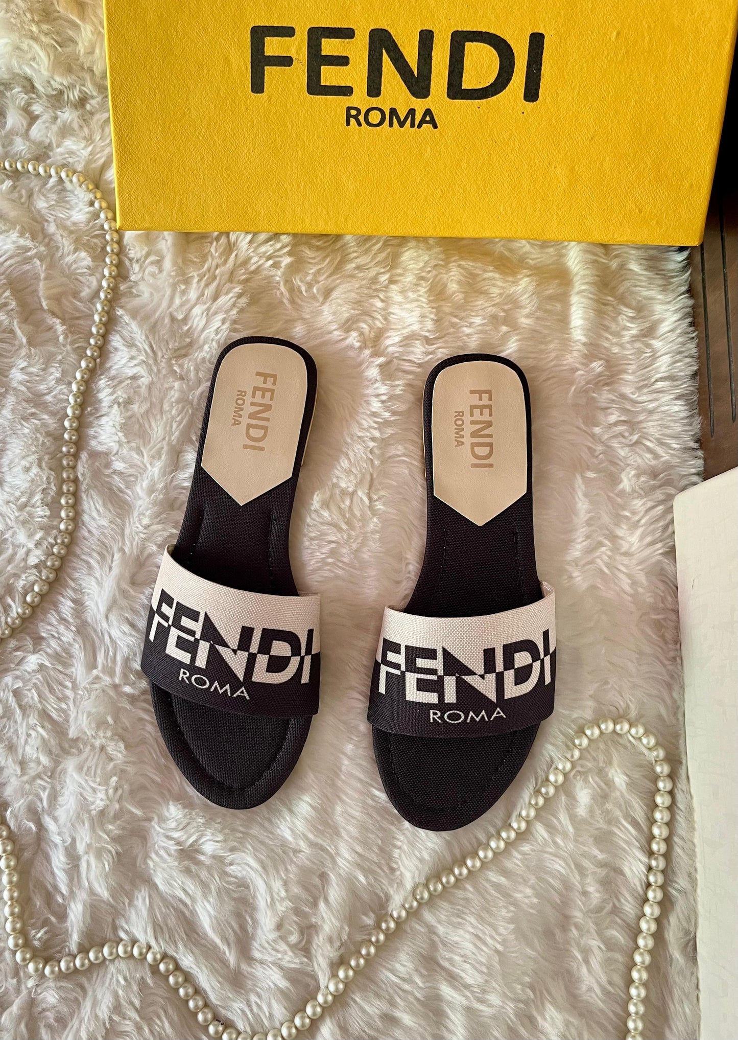 Fèndì Rómá Flats EL030