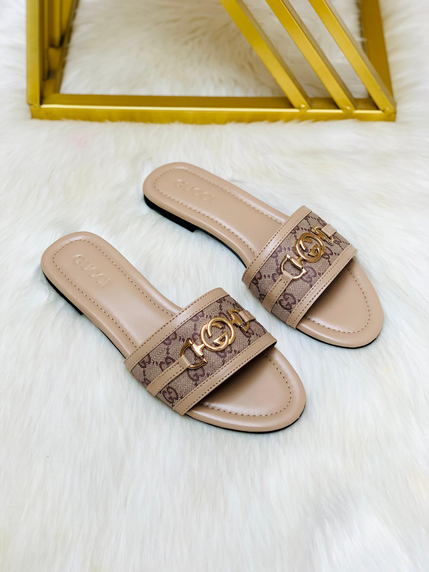 Gûçcì Flat Slides