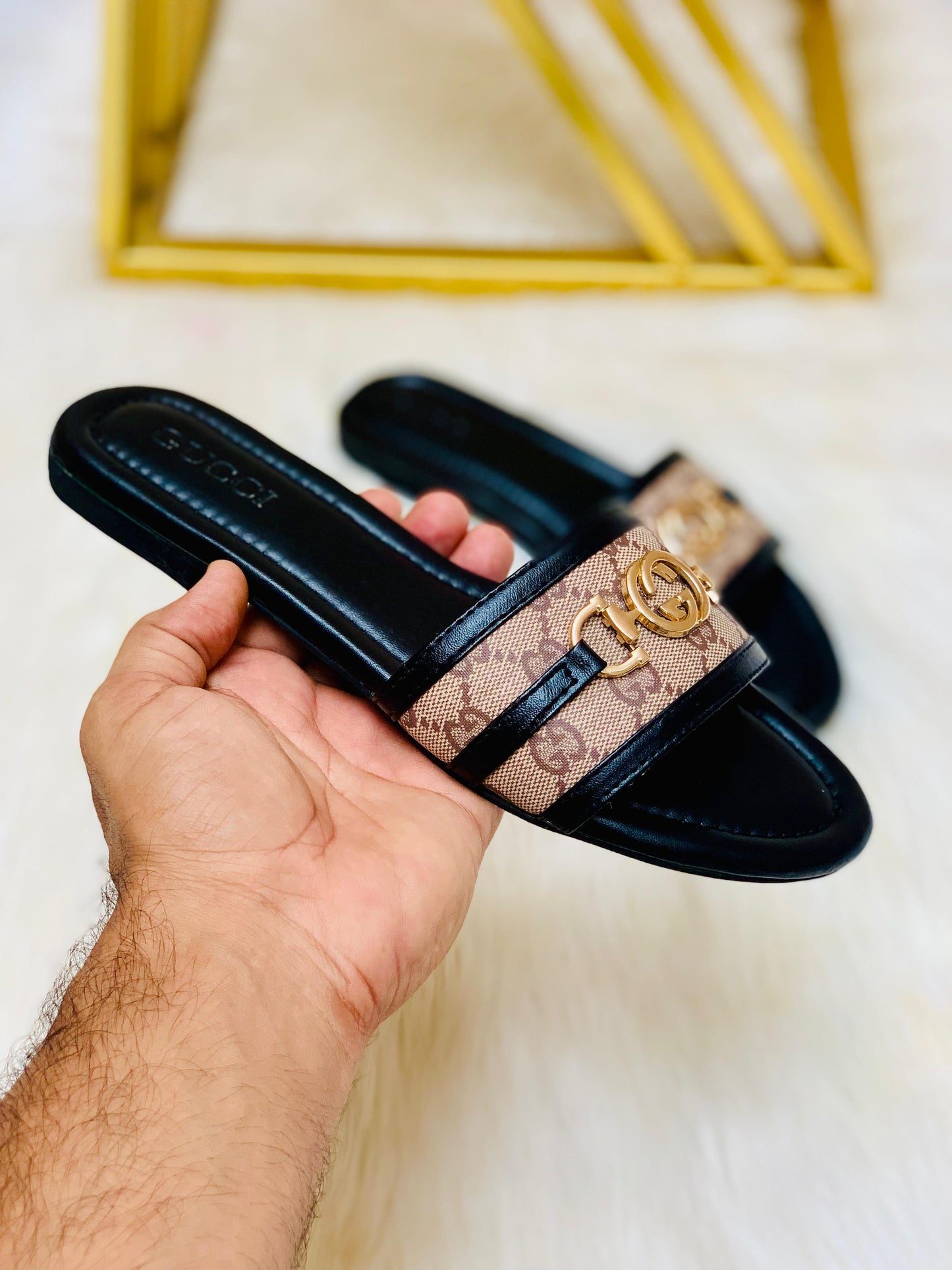 Gûçcì Flat Slides