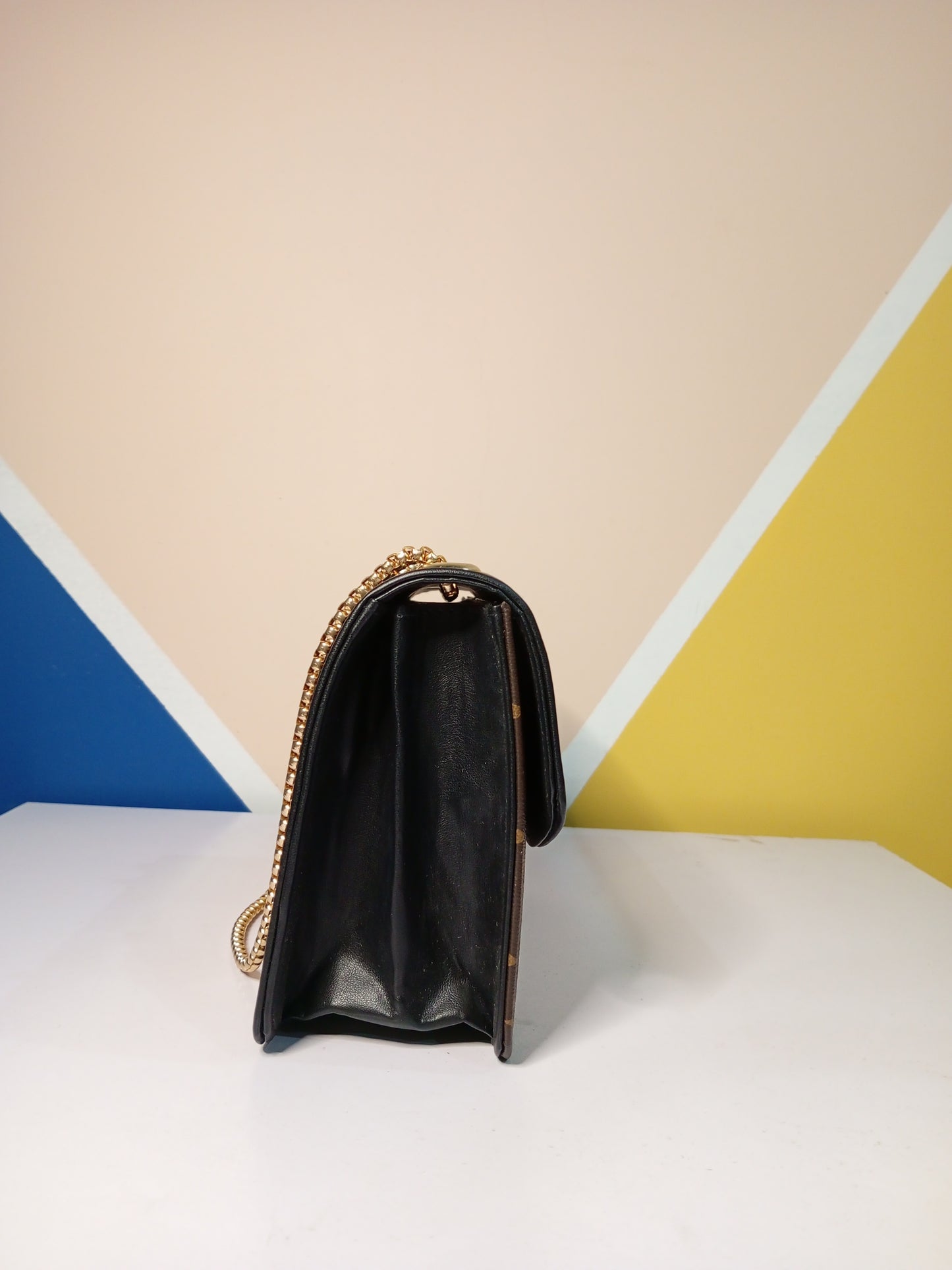 The L'V Crossbody El1
