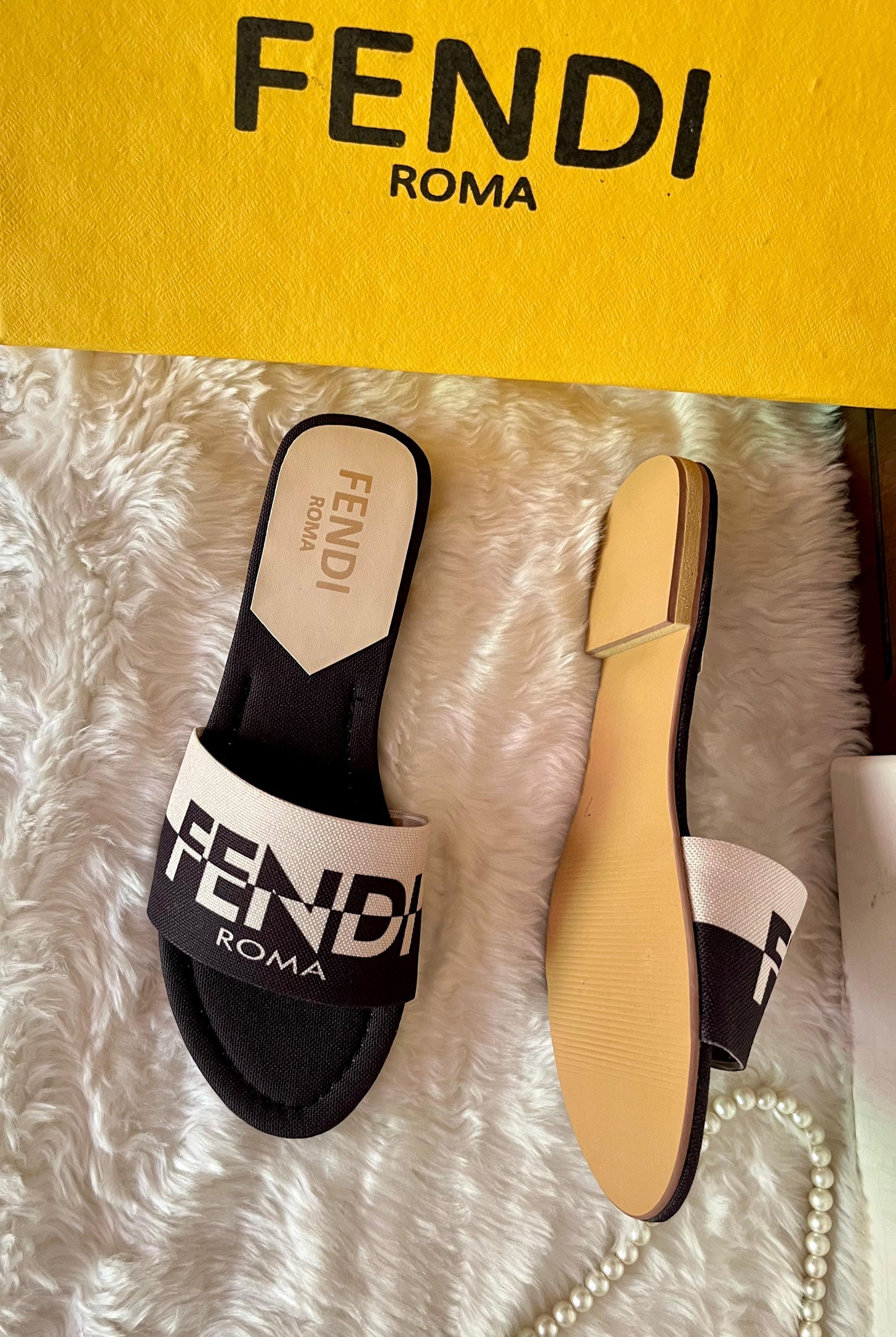 Fèndì Rómá Flats EL030